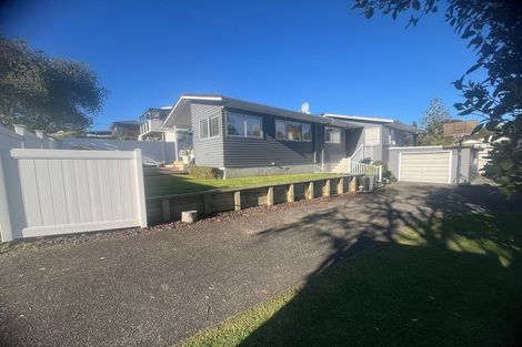 Photo of property in 4 Pavola Grove, Glenfield, Auckland, 0629