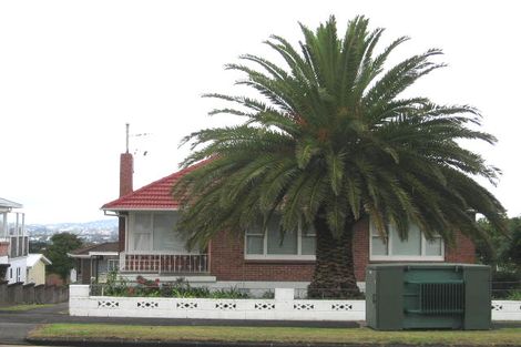 Photo of property in 4321 Great North Road, Glendene, Auckland, 0602