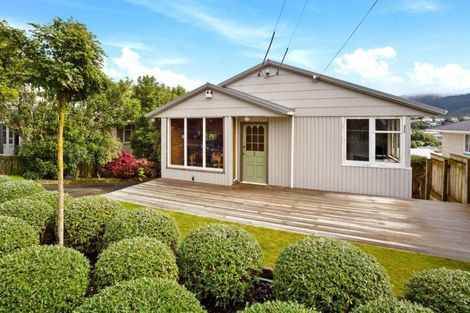 Photo of property in 40 Taylor Terrace, Tawa, Wellington, 5028