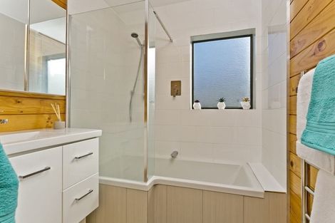 Photo of property in 12 Thalia Place, Totara Vale, Auckland, 0629