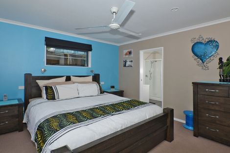 Photo of property in 24 Harbour View Road, Northland, Wellington, 6012