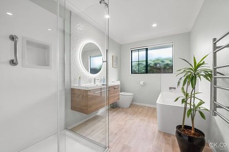 Photo of property in 2/118 Whites Line East, Waiwhetu, Lower Hutt, 5010