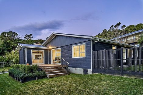 Photo of property in 18 Bloomsbury Grove, Newlands, Wellington, 6037