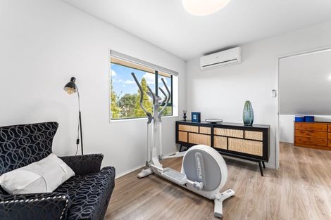 Photo of property in 8 Vinograd Drive, Te Atatu Peninsula, Auckland, 0610