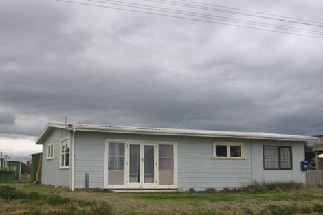 Photo of property in 13 Marine Parade South, Foxton Beach, Foxton, 4815