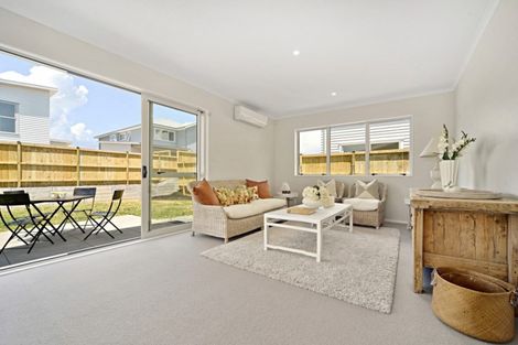 Photo of property in 13 Kukuwai Avenue, Red Beach, 0932