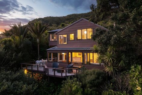 Photo of property in 101b Garden Road, Piha, New Lynn, 0772