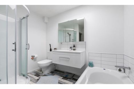 Photo of property in 2/309 Wairau Road, Totara Vale, Auckland, 0627