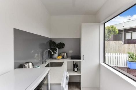 Photo of property in 10 Unsworth Drive, Unsworth Heights, Auckland, 0632