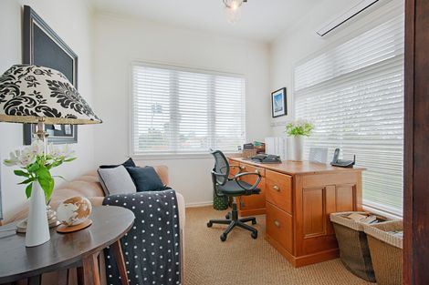 Photo of property in 8 Forrest Hill Road, Forrest Hill, Auckland, 0620