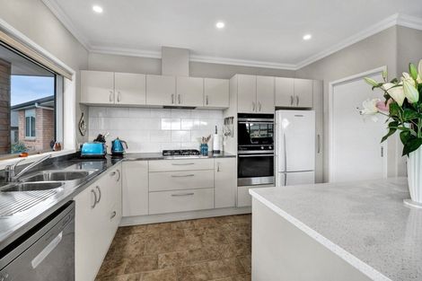 Photo of property in 2 Manurau Crescent, Merrilands, New Plymouth, 4312