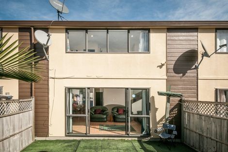 Photo of property in 4/35 Fields Parade, Oteha, Auckland, 0632