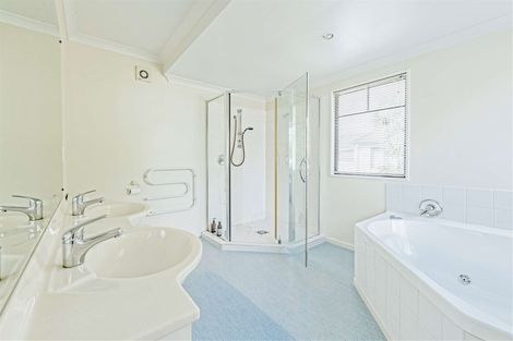 Photo of property in 44 Chateau Drive, Burnside, Christchurch, 8053