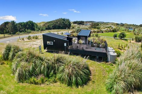 Photo of property in 47 Reay Mackay Grove, Waikawa Beach, Levin, 5573