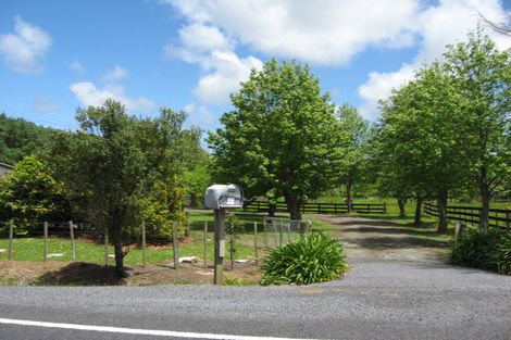 Photo of property in 820 Waitakere Road, Kumeu, 0891
