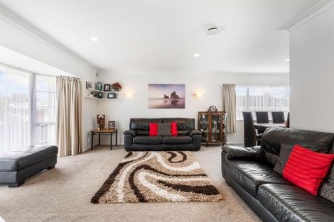 Photo of property in 34 Highland Park Drive, Highland Park, Auckland, 2010