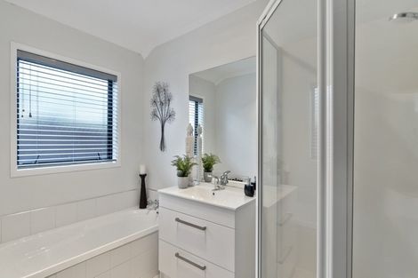 Photo of property in 13 Saxon Woods Drive, Rototuna North, Hamilton, 3210