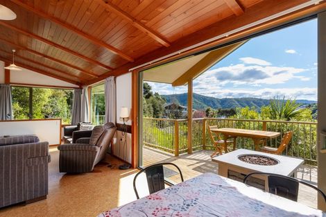 Photo of property in 21 Amelia Crescent, Waikawa, Picton, 7220