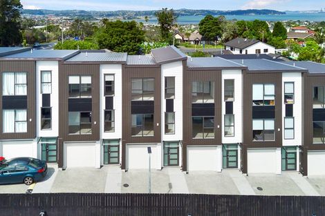 Photo of property in 4/107 Hobsonville Road, West Harbour, Auckland, 0618