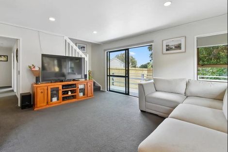 Photo of property in 46 Kingsclere Place, Goodwood Heights, Auckland, 2105