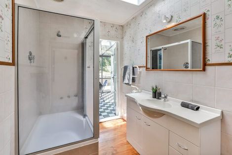 Photo of property in 37 York Road, Titirangi, Auckland, 0604