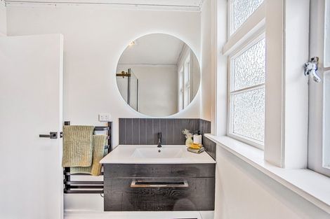 Photo of property in 115 Sunnyside Road, Sunnyvale, Auckland, 0612