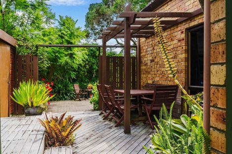 Photo of property in 11 Chelverton Terrace, Red Beach, 0932