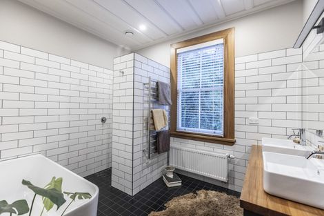 Photo of property in 16 Brewster Street, Bluff Hill, Napier, 4110