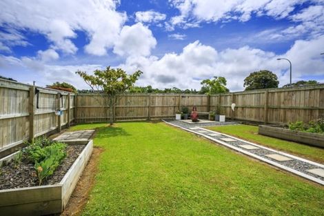 Photo of property in 2/50 Cheval Drive, Totara Vale, Auckland, 0629
