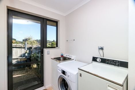 Photo of property in 6 Apsley Rise, Henderson, Auckland, 0612