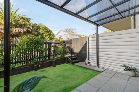 Photo of property in 2/4 Harry Ward Place, Henderson, Auckland, 0610
