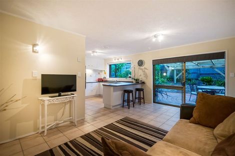 Photo of property in 33 James Evans Drive, Northcote, Auckland, 0627