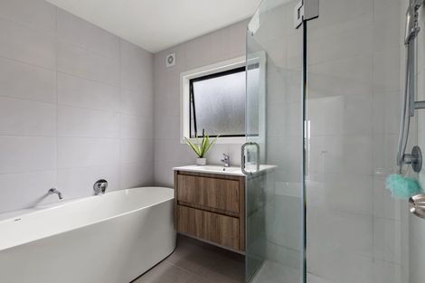 Photo of property in 2/56 Glencoe Road, Browns Bay, Auckland, 0630