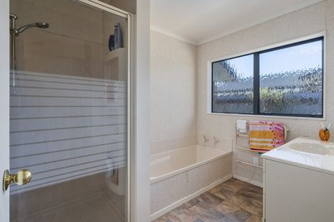 Photo of property in 34 Greenwood Place, Fitzherbert, Palmerston North, 4410