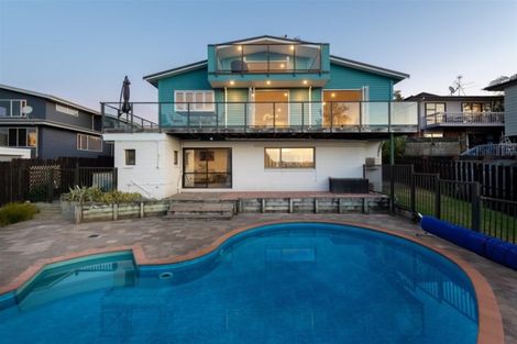 Photo of property in 16 Ridge Road, Waiake, Auckland, 0630