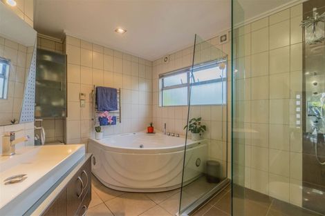 Photo of property in 4313a Great North Road, Glendene, Auckland, 0602