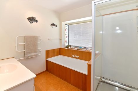 Photo of property in 6 Crown Road, Tindalls Beach, Whangaparaoa, 0930