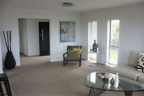 Photo of property in 2/33 Montgomery Avenue, Rothesay Bay, Auckland, 0630