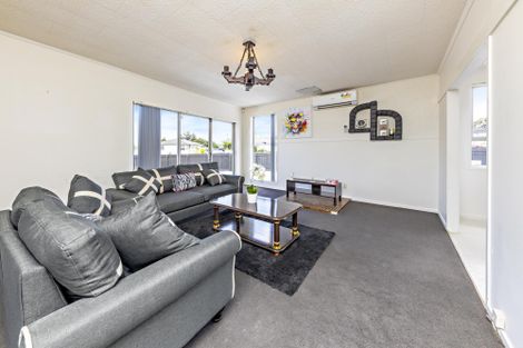 Photo of property in 13 Ewbank Place, Manurewa, Auckland, 2102