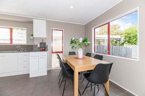 Photo of property in 17a Barron Drive, Green Bay, Auckland, 0604