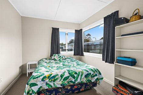 Photo of property in 2 Rere Place, Parakai, 0830