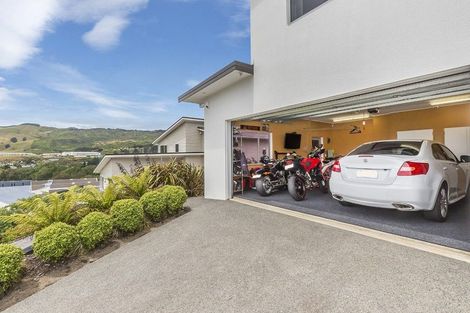 Photo of property in 5 Linacre Way, Tawa, Wellington, 5028