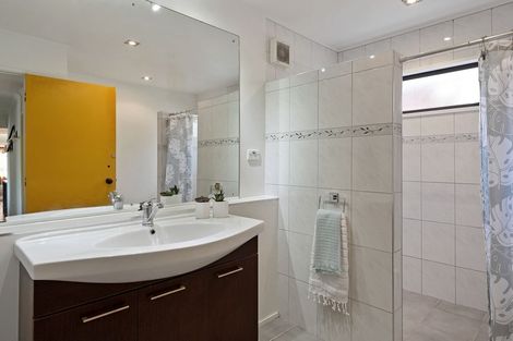 Photo of property in 2/399 East Coast Road, Mairangi Bay, Auckland, 0630