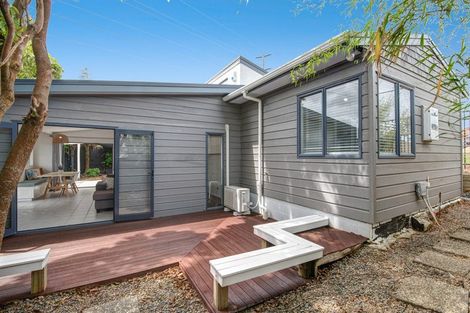 Photo of property in 2/20 Tawavale Crescent, Totara Vale, Auckland, 0629