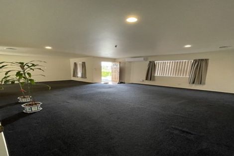 Photo of property in 34 Ginders Drive, Massey, Auckland, 0614