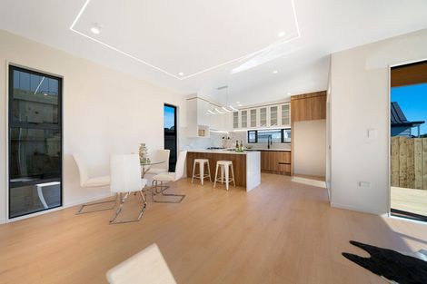 Photo of property in 53 Meadowood Drive, Unsworth Heights, Auckland, 0632