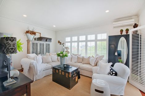 Photo of property in 8 Forrest Hill Road, Forrest Hill, Auckland, 0620