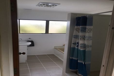 Photo of property in 28 Moffat Road, Red Beach, 0932