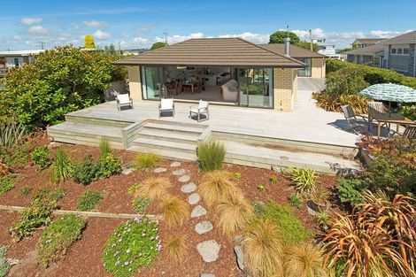 Photo of property in 997 Whangaparaoa Road, Tindalls Beach, Whangaparaoa, 0930