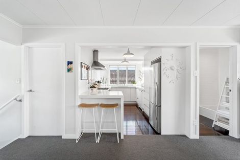 Photo of property in 2 Hardley Avenue, Tindalls Beach, Whangaparaoa, 0930